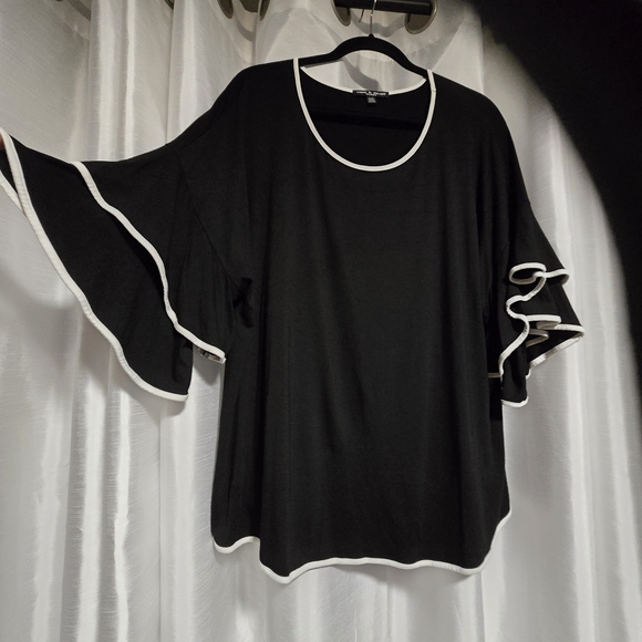 Size 1X Cable & Gauge Black Tunic with White Trim and Ruffle Sleeves - Picture 2 of 4